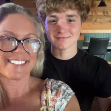 🔥 Elevate your training with the emerald Hook and Loop boxing gloves. 🔥  Designed for maximum protection and comfort, their handmade leather Velcro  strap ensures a quick and secure fit. The latex