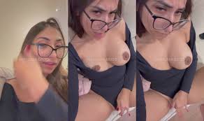 Camibrito gioca con le sue tette bollenti e figa