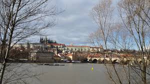 Prag liegt zentral im westlichen tschechien an der moldau, rund 40 kilometer vor deren einmündung in die elbe in mělník.die entfernung zu den äußersten grenzpunkten beträgt nach norden rund 110 kilometer, nach westen und süden je rund 170, nach osten rund 320 (zur alten böhmischen ostgrenze rund 170; Tschechien Von Prag Nach Ostbohmen