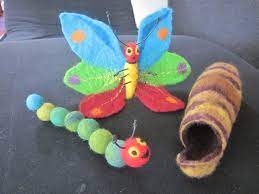 Und isst seinen weg durch die woche.genommen von die. Die Kleine Raupe Nimmersatt Wird Ein Schmetterling Kindergarten Crafts Crafts For Kids Felt Crafts