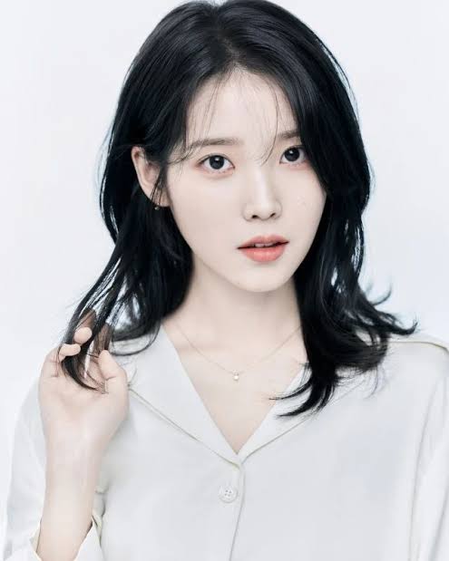 IU Returns to the Stage 10 Days After Health Scare and Breakup: 'My Heart Is Pounding'