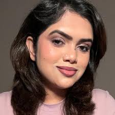 Look at this dramatic style makeover! 👗 We're all surprised to learn that  Lisa is such a fashionista! 🙃 Which look is your absolute fave?