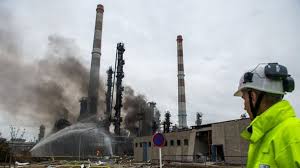 The blast and the resulting fire prompted the authorities to evacuate over 1,800 people from the area. Rund 1000 Beschadigte Gebaude Nach Bayernoil Explosion