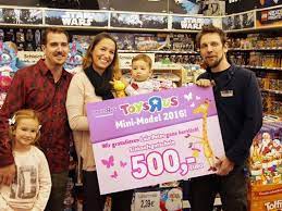 The owner of hmv has announced that he will buy the canadian branch of toys r us and has plans to expand it to other countries. Kleiner Mann Ganz Gross Luis Peter Ist Das Toys R Us Mini Model 2016 Wien Aktuell Vienna At