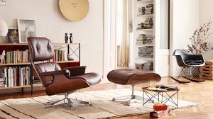 Holding chair arm to raise: Eames Lounge Chair Storia E Caratteristiche Di Un Icona
