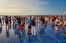 Für urlauber ist der lebhafte altstadtkomplex, der sich auf einer halbinsel befindet, ein absolutes highlight. Zadar In Kroatien 11 Top Sehenswurdigkeiten In Der Altstadt Geheimtipps
