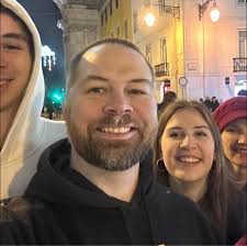 Latin fluent folks... is there any real difference between “Sola Scriptura”  and “Solo Scriptura”? I get the sense this is an anachronistic distinction  without a difference (like defining “hyper-Calvinist” in a way