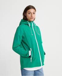 Elle se décline dans 2 coloris et existe également en version homme Vestes Impermeables Femme Zippees Legeres Superdry Fr