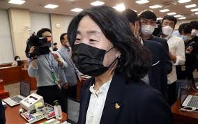 한국의 보수언론과 보수 야당의 윤미향 국회의원 당선인과 정의기억연대(정의연)에 대한 공격이 이어지자, 윤미향과 정의연에 대한 해외활동가의 지지 성명이 이어지고 있다. ì„œë¯¼ ìœ¤ë¯¸í–¥ êµ­íšŒì˜ì› ìž„ê¸° 4ë…„ ëŒ€ë¶€ë¶„ ì±„ìš¸ê²ƒ ì „ë§ ì„œìš¸ì‹ ë¬¸