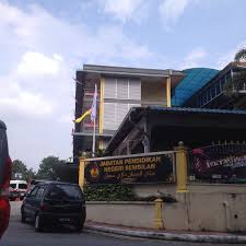 Negeri sembilan (juga dikenali sebagai negeri sembilan darul khusus) ialah sebuah negeri di malaysia yang terletak di pantai barat semenanjung malaysia dan bersempadankan selangor di sebelah utara, pahang di sebelah timur, johor di sebelah tenggara dan melaka di sebelah selatan. Photos A Jabatan Pelajaran Negeri Sembilan Batiment Gouvernemental
