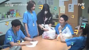 This is a drama set against the backdrop of a hospital, where doctors, nurses, and patients tell the story of people living life. Watch Hospital Playlist 2 Cast Can T Stop Laughing After Making Mistakes During Filming
