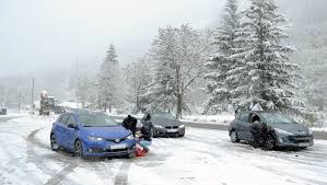 Retrouvez la météo d'andorre et l'état des routes pour venir en principauté d'andorre. Automobilistes Coinces Et Touristes Heureux Apres Les Fortes Chutes De Neige Dans Les Pyrenees Ladepeche Fr