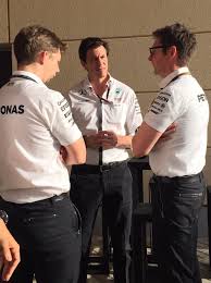 Da max noch sehr jung ist und noch nicht viel mit erfahrenen zusammengearbeitet hat, kann er dem team das auch nicht unbedingt geben. Heiko Wasser A Twitter Kopfe Rauchen Vor Dem Start Bei Mercedes Chefstratege James Vowles Toto Wolff Und Andrew Shovlin F1 Gpbahrein Http T Co 5seke2aa3k