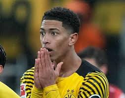 Jude Bellingham giving out water to his teammates with Dortmund down 2-0.  How he wishes he was out there... 😢 #Bundesliga #dortmund #BVB  #judebellingham #bellingham