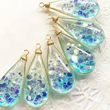 おはようございます 暑くなってきたので 涼しげデザインで ﾉ ﾉ 大小のホログラムが サイダーのしゅわしゅわな感じのようです アナ雪の世界にも 見えるかも o 艸 ワイヤーアクセサリー ハン resin jewelry diy resin jewelry resin charms