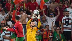 Льорис уго / lloris hugo. Watch Hugo Lloris Punches Danilo Ronaldo Scores Record Breaking Pen Planet Football