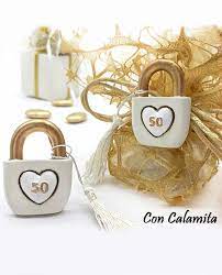 La bomboniera è il regalo proverbiale degli sposi in occasione del matrimonio (o ricorrenze di questo, come ad esempio anniversario di nozze d'argento (25 anni di matrimonio) e nozze d'oro (50 anni di matrimonio), ma a seconda delle regioni e delle aree culturali è d'uso anche per la prima comunione, il battesimo, la cresima. Bomboniera 50 Anni Anniversario Matrimonio Con Magnete Millemotivi