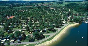 Campingpladset har en legeplads og et sportsområde. Camping Waging Am See Campingplatz Bayern De