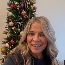 Who does tree service in Pelican Lake Manitoba?