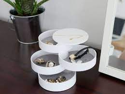飾る 隠す でお洒落に収納 省スペースでディスプレイの変化も楽しめる 回転式の4段アクセサリーケースのご紹介です お気に入りの指輪やピアス ネックレス 腕時計などのアクセサリー どうやって収納していますか 小さくて紛失しがちなピアスやリングな