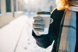 冬の日に紙コップのホットドリンクを持つ暖かい手袋で女性の手をクローズアップ。雪の通りで屋外でコーヒーを飲む若い女性、コピースペース。の写真素材・画像素材  Image 117037997