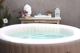 Opblaasbare Jacuzzi Van Intex Review Bubbelbad In De Tuin Jacuzzi Kopen Aldi Lidl Www Loveandlifestyleblog Nl Bubbelbad Tuinhuisje Bubbelbad Jacuzzi