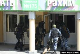 К зданию школы сбежались родители и. Pfmjezfztt1vdm