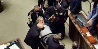 Ristoranti aperti anche a cena. Vittorio Sgarbi Espulso Dalla Camera E Portato Di Peso Fuori News Striscia La Notizia