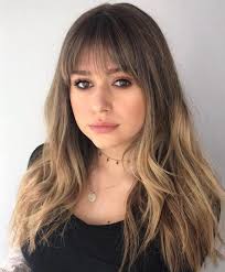 If you have the face with chubby cheeks and double chin, it is better to give preference to hairstyles with long strands that descend on the cheeks and cover them, making the shape of the face more perfect. 30 Flattering Hairstyles For Round Faces To Try Proving Easy Beauty Ideas On Latest Fashion Trend