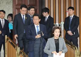 순조로운 동거 생활도 3년을 끝으로, 섬의 온후함을 견디지 못한 팔재는 쓰러지고 만다. ì •ì„¸ê·  ì´ë¦¬ í›„ë³´ìžë„ ë§¹íƒ• ì²­ë¬¸íšŒ ë˜ë‚˜