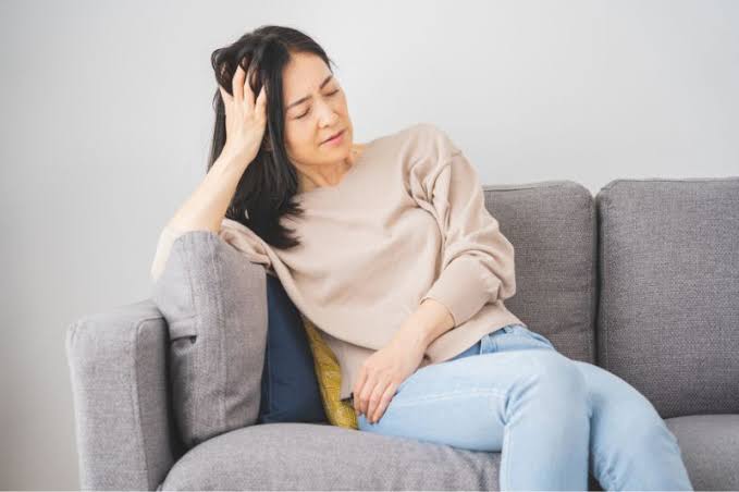 Bốc hỏa tiền mãn kinh là gì? Nguyên nhân, triệu chứng và cách chữa