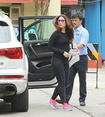 Photos Kareena Kapoor Khan Flaunts Hot Bod In Skin Tight Gym Wear Entertainment Midaybollywood Fitnessgoals Bolly How To Wear Bollywood Fashion Gym Wear
