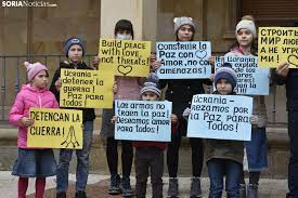 Al grito de “No a la guerra” cerca de 400 sorianos han mostrado su apoyo a  Ucrania - SoriaNoticias