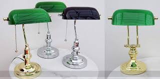 Every table has a jaunty raffia. English Decorations Lampe De Banquier Une Lampe Emblematique Et En Meme Temps Un Modele Tres Typique De La Decoration A La Lumiere Anglaise