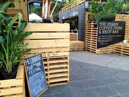 An Urban Garden Oasis The Urban Coffee Farm Brew Bar Done Up Nicely With Pallets And Lots Of Flowers Guests Are Tr Garden Coffee Coffee Farm Garden Cafe