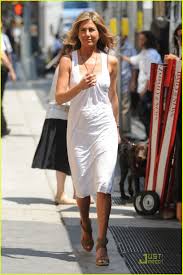 Jennifer Aniston White Out Woman 05 Jpg 815 1 222 Pixels Jennifer Anniston Style Jennifer Aniston Legs Jennifer Aniston