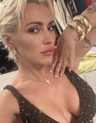 Nel 2009 mi presentai a X Factor. Cantai 'Non mi Chiedere' scritta da Paola  Cortellesi, ma fui scartata. Simona Ventura disse che ero poco credibile e  non le piacevo per come ero