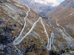 Bispen, kongen og dronningen sett fra tverrdalsfoss. Trollstigen Norwegens Spektakularste Strasse The Travelogue