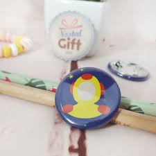 Le glaude et le bombé, deux vieux paysans enorme succès populaire, la soupe aux choux totalisa en 1981 à la fin de sa carrière un peu plus de trois millions d'entrées (3 093 319 spectateurs). Badge La Denree La Soupe Aux Choux