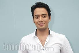Kriss hatta is an actor, known for hi5teria (2012) and cewek saweran (2011). Posting Video Ini Penampakan Nenek Di Belakang Kriss Hatta Jadi Sorotan Tabloidbintang Com