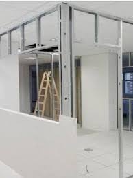 O gesso acartonado, também chamado de drywall, é uma estrutura formada por placas resistentes e fáceis de instalar. Divisorias De Gesso Acartonado