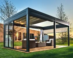 Pergola Moderne En Alu Avec Baies Coulissantes Vitrees Rideaux Blancs Et Salon De Jardin En Rotin Pergola Pergola Bioclimatique Pergola Moderne