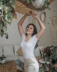 Hasil gambar untuk wulan guritno seksi bikini