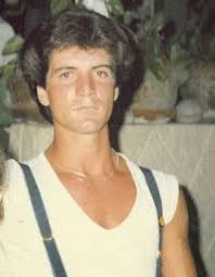 Blog do Silvestre: Simon Cowell: Aquele cabelo sempre foi...errrr...  rebelde.