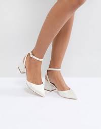 Le scarpe da sposa basse 2017 si fanno notare per forme decisamente più comode rispetto ai modelli con tacco, ma non perdono nulla dal punto di vista dello stile e dell'eleganza.sempre più. 10 Cose Da Sapere Per Trovare Le Scarpe Da Sposa Ideali