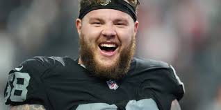 I Los Angeles Chargers assicurano Andre James con una scommessa da 1,17  milioni di dollari, sperando di rivitalizzare la linea offensiva insieme  alla stella emergente Mekhi Becton.