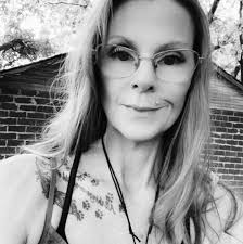 Living art, where sustainability meets creativity. Every bottle tells a  story, every wall holds a dream. 🌍💚 #EarthshipLiving #SustainableDesign  #GreenArchitecture #BottleWall #Upcycle