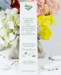 Sarà lo stile a guidarti nella vasta scelta di oggetti di design in porcellana, bomboniere solidali, bomboniere utili, tema mare o mediterraneo, le classiche bomboniere e le ultime tendenze. Bomboniera Segnalibro Carta Piantabile Con Semi Fiori Di Campo Su Sacchetto Mobilia Store Home Favours