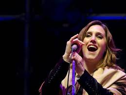 Buscando una luz de amor que mate la soledad, mi chacarera y mi voz, de sol a sol siempre andarán. Soledad Pastorutti Partitura Musicpartitura Music