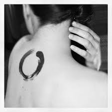Die bedeutung des hei matau steht für die förderung der willenskraft, unterstützung und festigung der maori knochen anhänger matau mit der symbol bedeutung für stärke und willenskraft. 40 Symbolische Tatowierungen Mit Einer Tiefgrundigen Bedeutung Mit Fotos